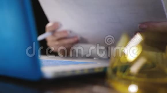 为笔记本电脑工作的女工程师的特写特写女人手在键盘上打字视频的预览图