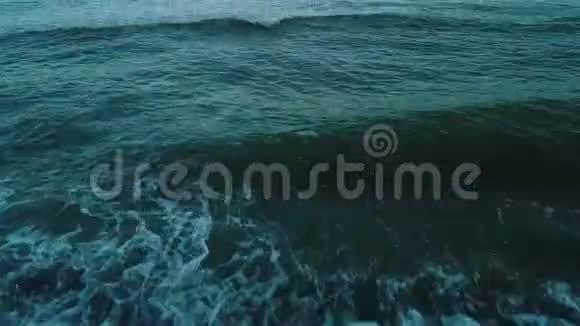 空中无人机镜头傍晚飞过碧波荡漾的海面视频的预览图