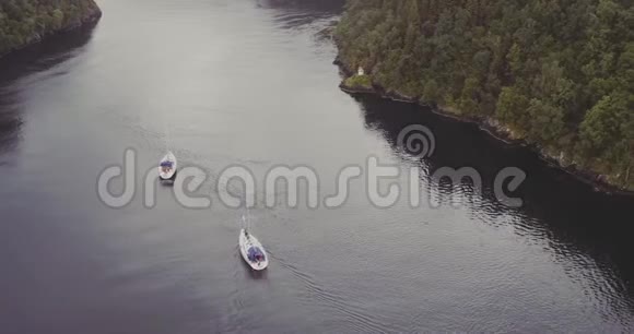 游艇驶过峡湾森林丘陵地带视频的预览图