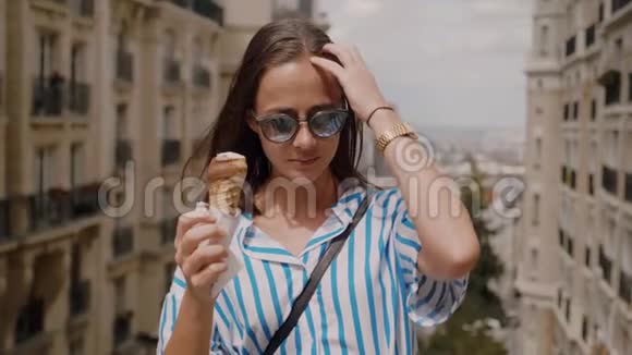 年轻女子在夏日舔冰淇淋视频的预览图