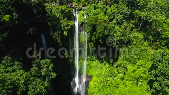 印度尼西亚巴厘岛惊人的热带瀑布视频的预览图