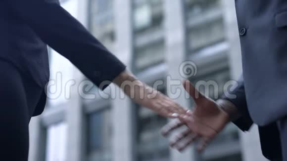 企业家握手合作与信任伙伴关系协议视频的预览图