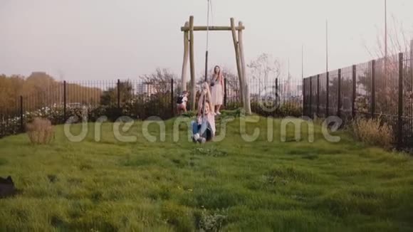 小欧洲女孩在操场上的拉链线慢动作快乐的女孩子骑着长长的高空滑索童年视频的预览图