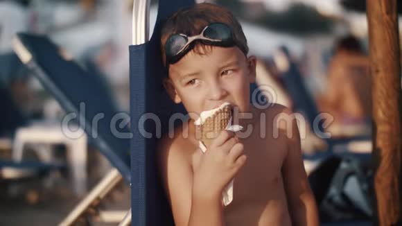 海滩上的儿童用冰淇淋提神视频的预览图