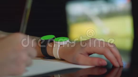 在女孩的左手上用绿色屏幕聚焦两只黑白手表视频的预览图