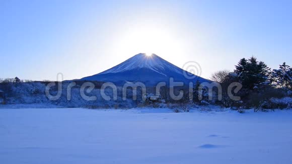 日本富士山的钻石富士山雪景视频的预览图