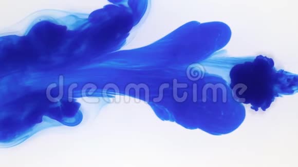在白色背景上抽象出奇怪的蓝色墨水形式蓝色颜料在水下的美丽动作视频的预览图