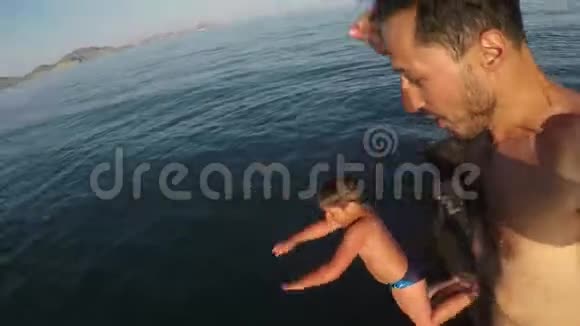 父子俩从码头跳过海水视频的预览图