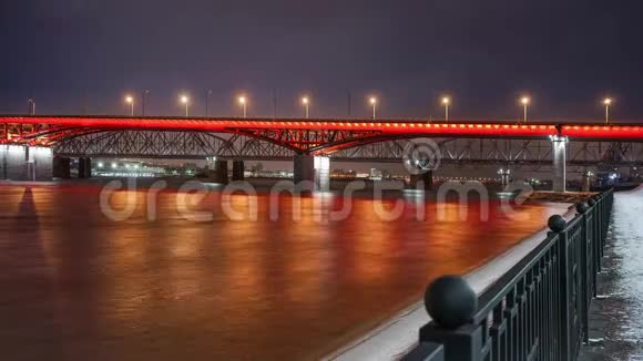 夜间河中照明桥的反射视频的预览图