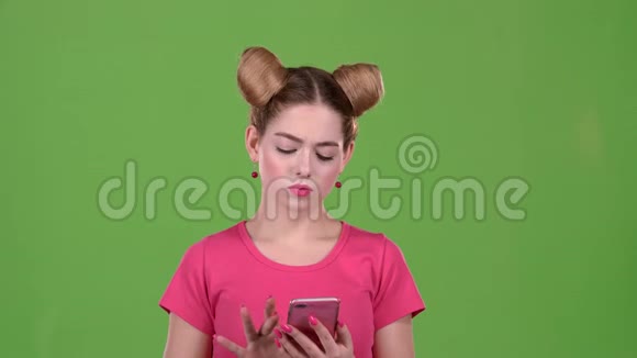青少年在打电话广告竖起大拇指绿色屏幕慢动作视频的预览图