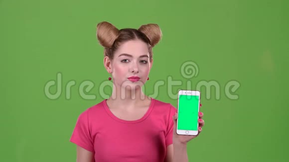 手里拿着手机和纸笔的青少年绿色屏幕慢动作视频的预览图