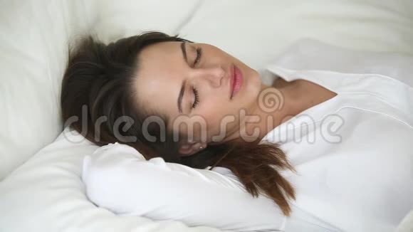 安静的女人漂亮的脸睡得很舒服视频的预览图