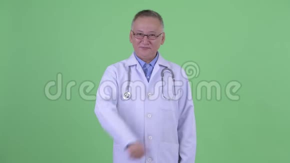 快乐成熟的日本男医生竖起大拇指视频的预览图