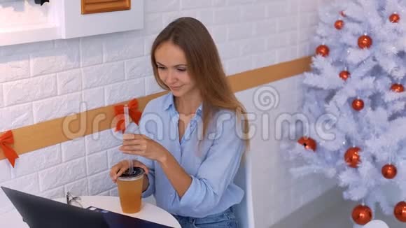 手提电脑杯盖上有稻草的少女饮料汁视频的预览图