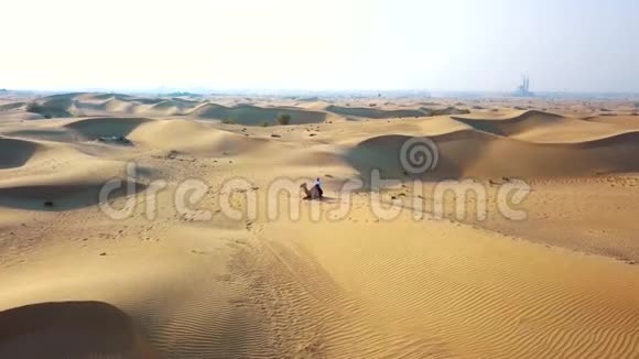 空中侦察无人机飞过沙漠贝都因人带着骆驼休息视频的预览图