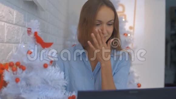 女士在笔记本电脑和触摸脸工作视频的预览图