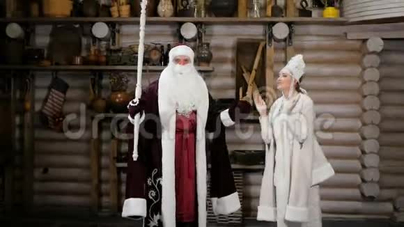 圣诞老人和雪女祝贺新年假期视频的预览图