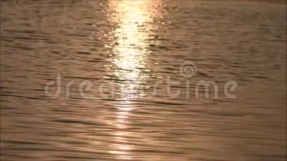 橙色的日落在海上阳光反射在水面上视频的预览图