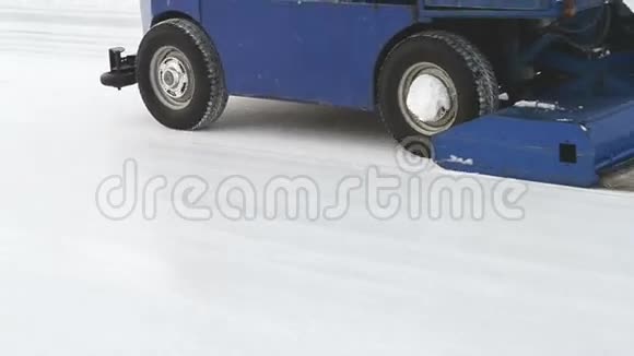 溜冰场机器视频的预览图
