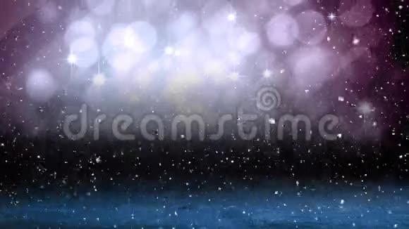 落下来的雪与薄光圣诞圈和木头视频的预览图