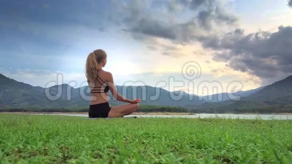 云天下湖畔的瑜伽玫瑰少女冥想视频的预览图