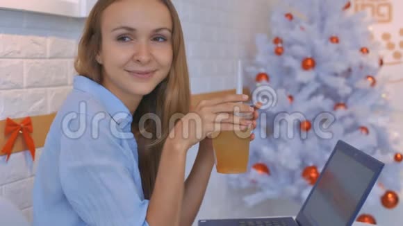 金发女郎微笑在咖啡厅特写镜头中喝果汁视频的预览图