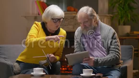 成熟的夫妻讨论视频享受退休生活在一起舒适的咖啡馆视频的预览图
