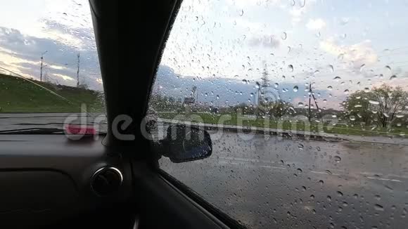 在雨中打开汽车的挡风玻璃视频的预览图