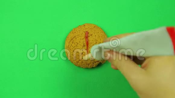 孩子在绿色背景上画一个卢布标志饼干上有红色的糖霜时间跨度视频的预览图