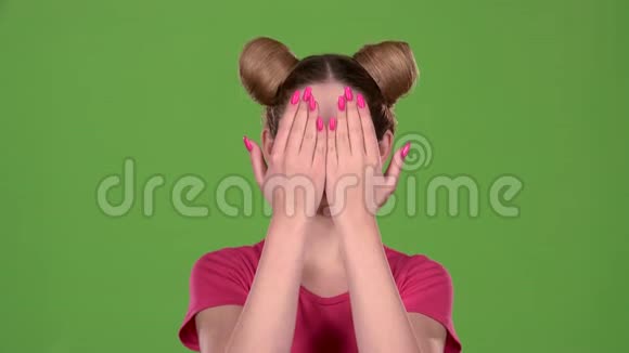 女孩拍手闭上脸绿色屏幕慢动作视频的预览图
