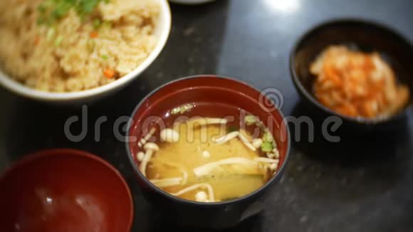 午餐在中餐馆热汤加蘑菇米饭和辛辣沙拉4k特写视频的预览图