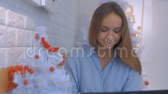 漂亮的金发女人在休息时用吸管喝果汁视频的预览图