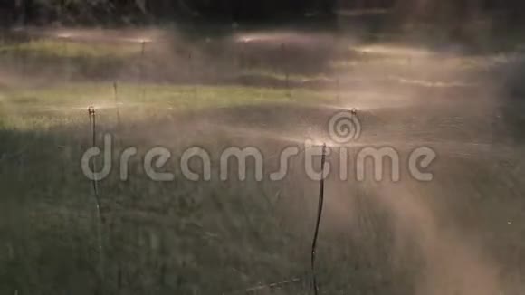希腊油田的喷水装置慢动作视频的预览图