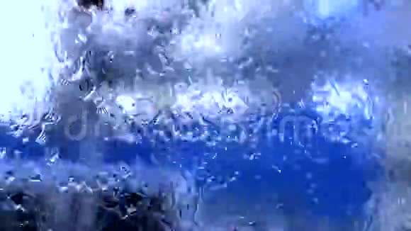 玻璃上的水下雨了水的质地窗户上的雨滴视频的预览图