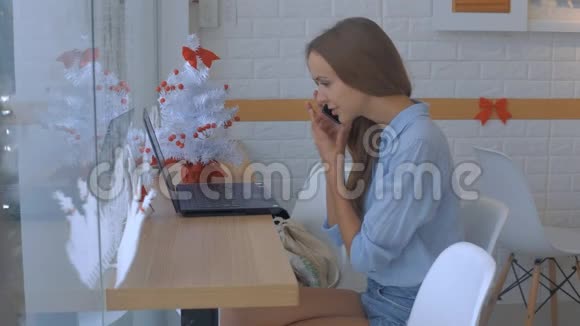 在电脑上工作的女孩和在桌上讲电话的女孩视频的预览图