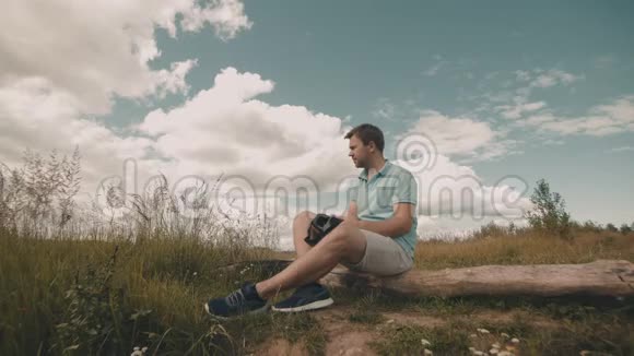 虚拟现实中的人坐在大自然中男子观看视频360视频的预览图