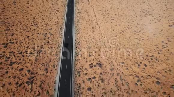 无人机跟随银车沿着干燥的美国沙漠景观公路行驶全球变暖和侵蚀的概念视频的预览图
