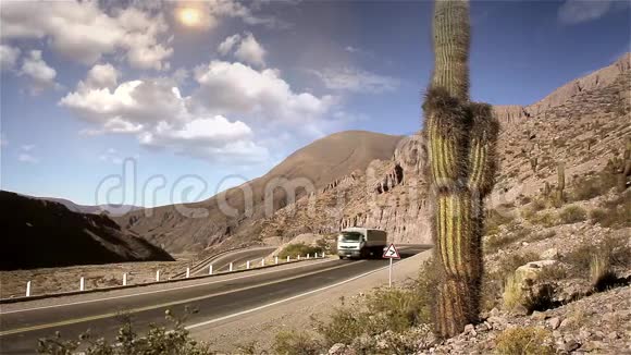 沙漠公路上的卡车视频的预览图