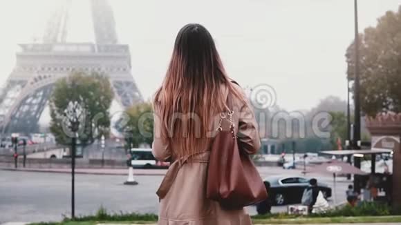 年轻时尚的女人在智能手机上雾中拍照埃菲尔铁塔女孩独自在法国巴黎旅行视频的预览图