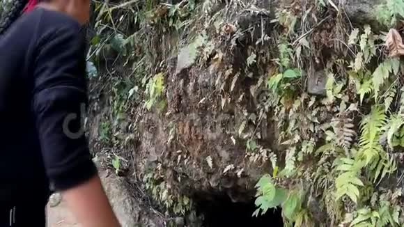 年轻的美女进入洞穴视频的预览图