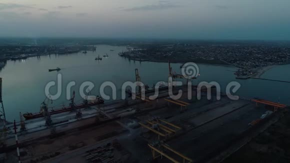 空中无人机镜头晚上在乌克兰集装箱港周围飞行视频的预览图