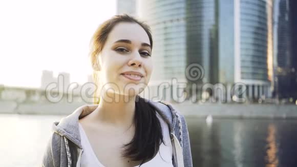 在莫斯科的一条城市街上一位迷人的年轻女子微笑着看着你视频的预览图