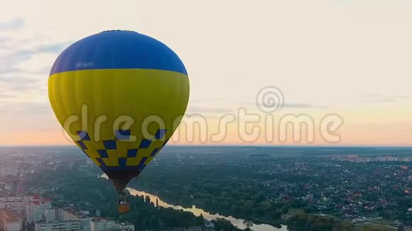 乘坐热气球飞往城市上空的日落视频的预览图