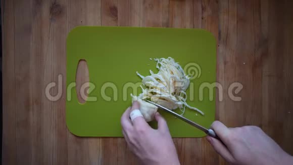有人用刀在切板上切卷心菜俯视视频的预览图