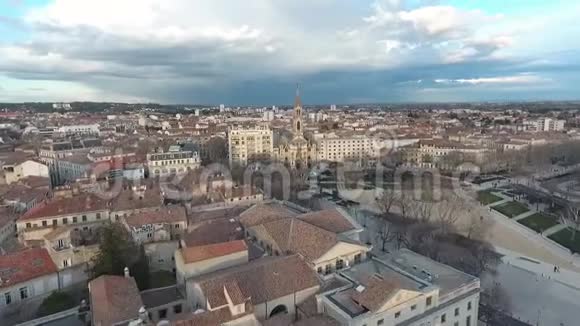 法国尼姆天主教堂空中景观视频的预览图