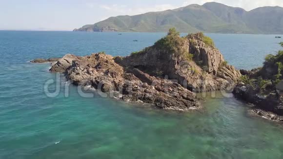 岩石悬崖和青山在海上空中景观美丽的悬崖蓝色的海水绿色的船视频的预览图