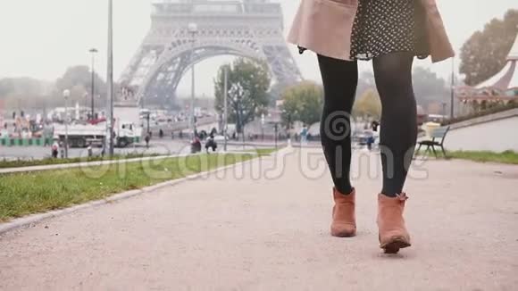 近距离观看女性脚做台阶法国巴黎雾蒙蒙的早晨时髦的女人在埃菲尔铁塔里散步视频的预览图