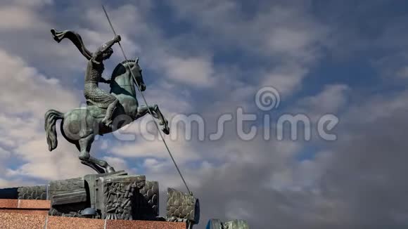 在俄罗斯莫斯科胜利公园的波克隆纳亚山上移动的云层背景下圣乔治杀死一条龙的纪念碑视频的预览图