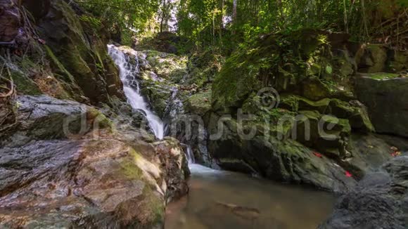 普吉岛著名景点瀑布阳光景色4k泰国视频的预览图