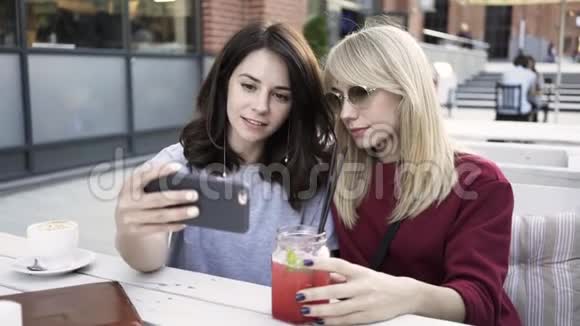 两个女朋友在户外咖啡馆自拍视频的预览图